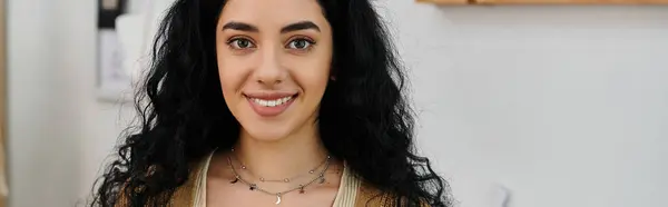 A young woman in casual attire embraces eco-fashion, proudly displaying a stunning necklace. — Stock Photo