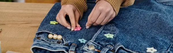 Una donna decora i jeans con perline. — Foto stock