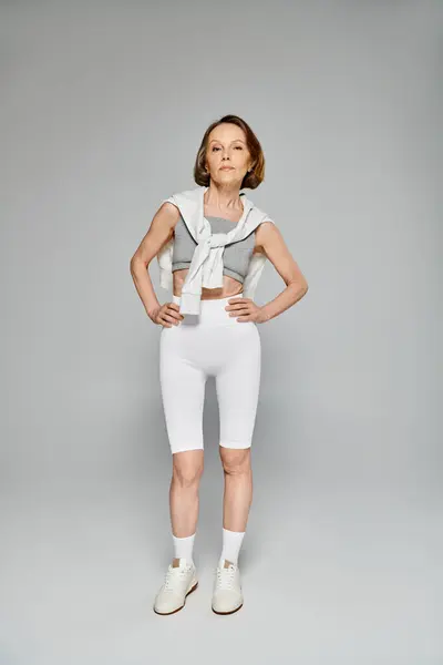 Eine reife Frau posiert elegant in weißen Shorts. — Stockfoto