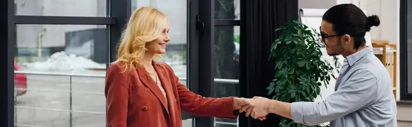 Un homme et une femme serrant la main, entretien d'embauche. — Photo de stock