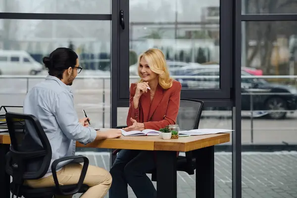Homem e mulher discutindo negócios em um ambiente de escritório. — Fotografia de Stock