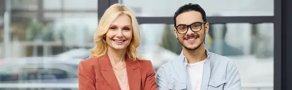 O candidato a emprego e seu empregador sorriem calorosamente por uma janela. — Fotografia de Stock