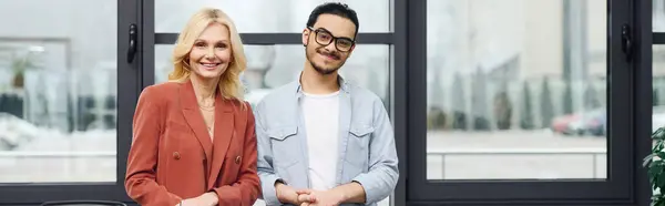 Gut aussehende Frau kommt im Vorstellungsgespräch mit Mann ins Gespräch. — Stockfoto