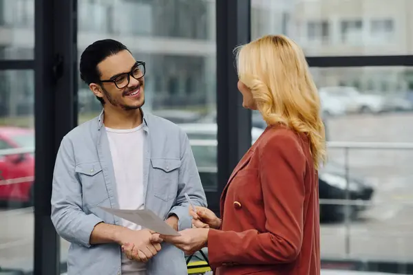 Un homme et une femme parlent dans un bureau . — Photo de stock