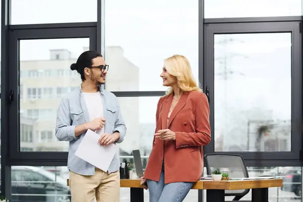 A scene in an office with two individuals engaged in a conversation. — Stock Photo