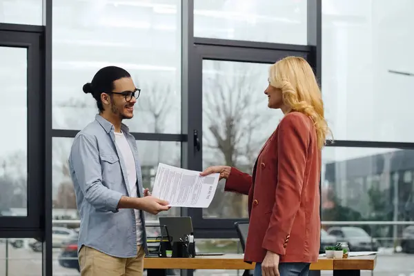 Um homem e uma mulher trocando documentos por uma janela. — Stock Photo