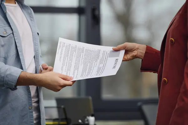 O homem entrega papel ao seu empregador em um escritório. — Fotografia de Stock