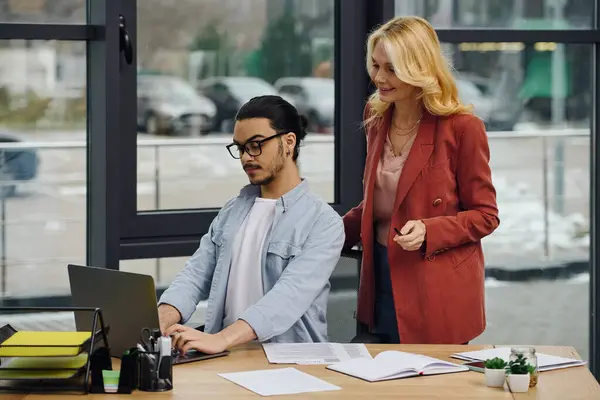 Homem e mulher trabalhando em um laptop em um escritório. — Fotografia de Stock