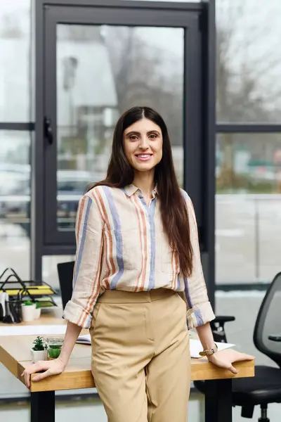 Uma mulher focada no trabalho em um ambiente de escritório moderno. — Fotografia de Stock