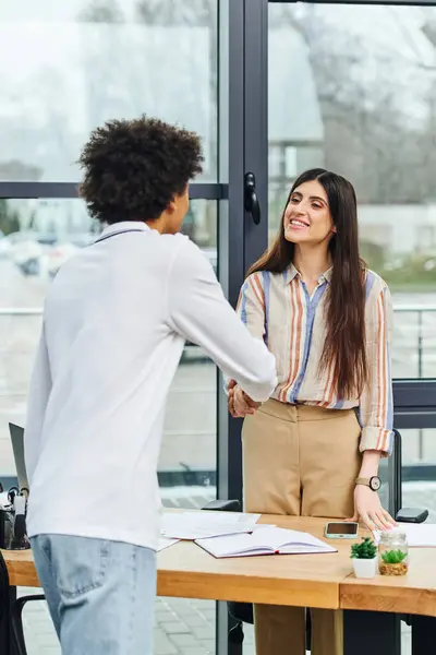 Due professionisti che si stringono la mano in un ufficio. — Foto stock