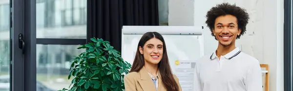 Um homem e uma mulher estão diante de um prédio de escritórios durante uma entrevista de emprego. — Fotografia de Stock