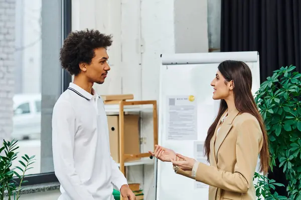 Uomo e donna discutono in ufficio impostazione. — Foto stock