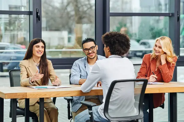 Ricercatori di lavoro impegnati in una discussione mirata intorno a un tavolo da conferenza. — Foto stock