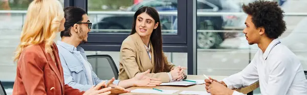 Intensive Vorstellungsrunde mit Arbeitsuchenden und Interviewern an einem Tisch im Büro. — Stockfoto