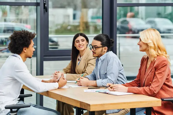 Grupo de candidatos a trabalho árduo em um escritório em uma entrevista de emprego. — Fotografia de Stock