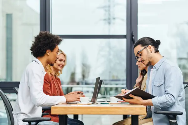 Grupo de personas discutiendo en un entorno de oficina. - foto de stock