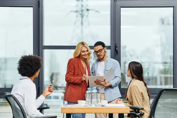 Grupo de solicitantes de empleo que participan en una entrevista de trabajo profesional en una mesa de oficina. - foto de stock