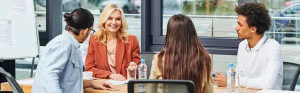 Buscadores de empleo involucrados en una discusión profesional durante una sesión de entrevista de trabajo en una oficina. - foto de stock