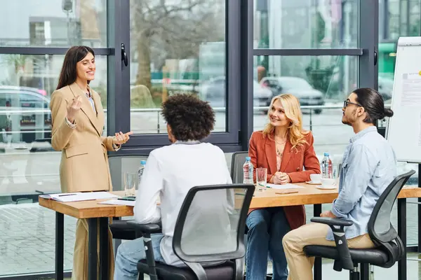 Un grupo de buscadores de trabajo que trabajan duro discutiendo estrategias en una sala de reuniones de oficina. - foto de stock