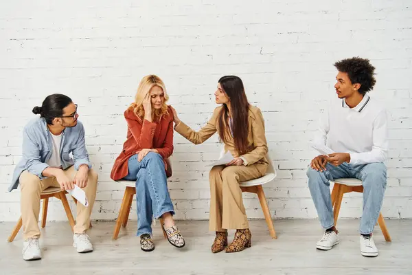 Grupo de pessoas em cadeiras conversando e ouvindo atentamente. — Fotografia de Stock