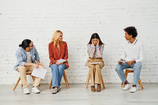 Um grupo de pessoas engajadas em discussões animadas enquanto sentadas em cadeiras. — Fotografia de Stock