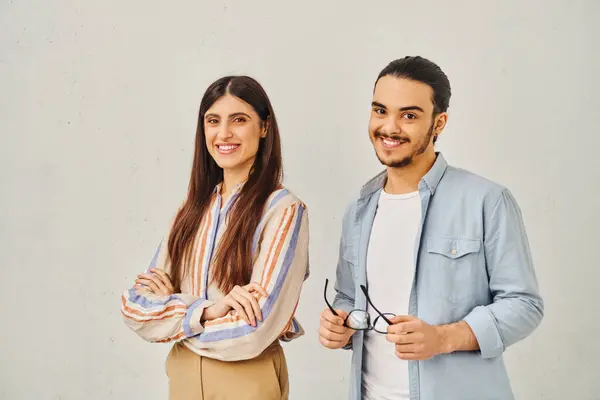 Ein junger Mann und eine junge Frau stehen dicht beieinander und strahlen Gelassenheit und Einheit aus. — Stockfoto