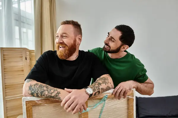 Um casal gay se senta junto, imerso no amor em sua nova casa. — Fotografia de Stock