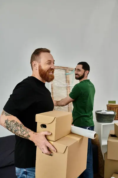 A gay couple joyfully moves boxes in new home, filled with love and anticipation for their fresh start together. — Stock Photo
