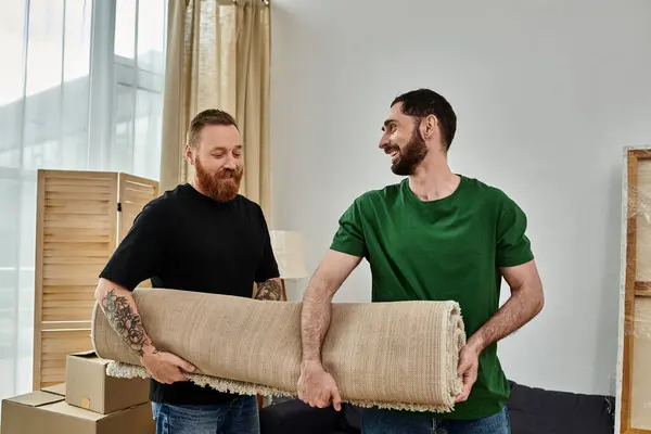 Una coppia gay innamorata, circondata da tappeto in movimento, in piedi insieme nella loro nuova casa. — Foto stock