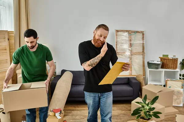 Una pareja gay desempacando cajas en su acogedora sala de estar, comenzando un nuevo capítulo en sus vidas juntas rodeadas de amor. - foto de stock