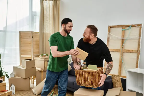 Dois homens, um casal gay apaixonado, estão lado a lado em uma sala cercada por caixas, começando uma nova vida em sua nova casa. — Fotografia de Stock
