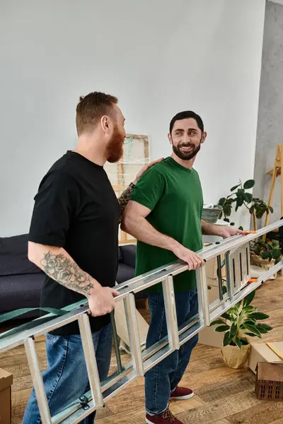 Um casal gay no amor segurando escada em sua nova casa. — Fotografia de Stock