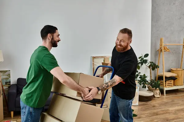 Um casal gay apaixonado energeticamente mover caixas em uma sala de estar vibrante, começando um novo capítulo juntos. — Fotografia de Stock