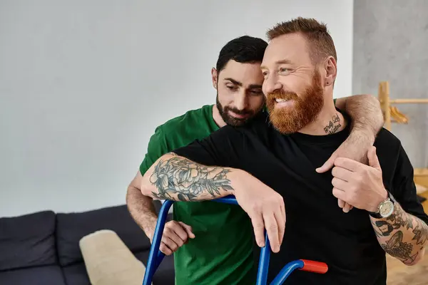Um casal gay apaixonado abraça calorosamente em sua sala de estar, marcando o início de um novo capítulo. — Fotografia de Stock