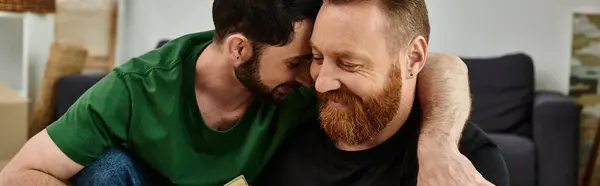 Um casal gay apaixonado senta-se ao lado um do outro, começando um novo capítulo em suas vidas juntos. — Fotografia de Stock