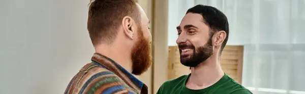 Двоє чоловіків з бородою беруть участь у розмові, можливо, обговорюють плани або обмінюються думками. — стокове фото