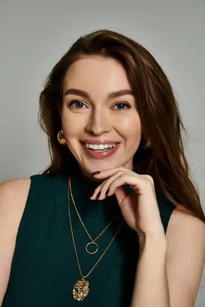 A joyful woman in a vibrant green top smiles radiantly, exuding happiness and confidence. — Stock Photo