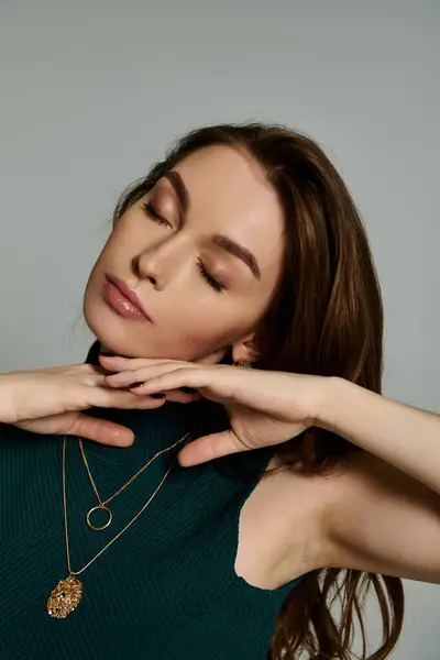A stylish woman with closed eyes exuding elegance and charm. — Stock Photo