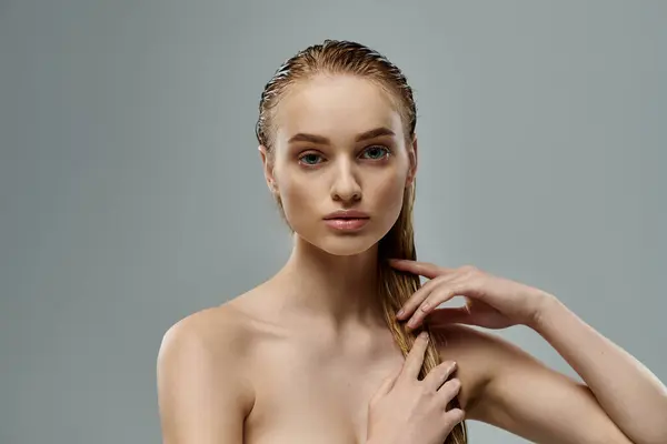 A graceful young woman with long, wet hair strikes a pose. — Stock Photo