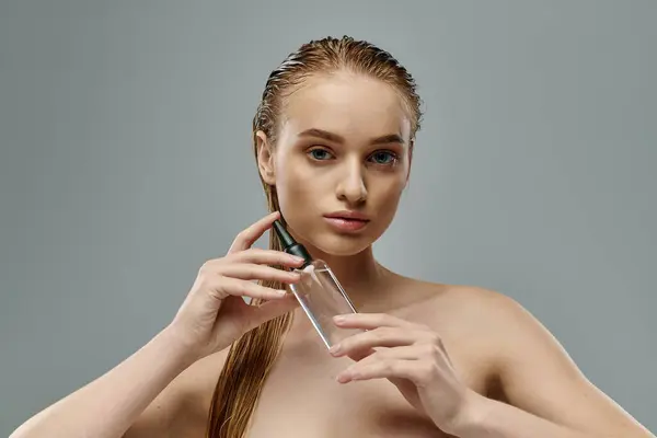 Bella signora con i capelli bagnati utilizzando la cura dei capelli. — Foto stock