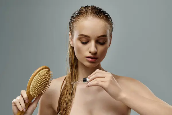 Junge Frau mit langen nassen Haaren benutzt Pinsel. — Stockfoto