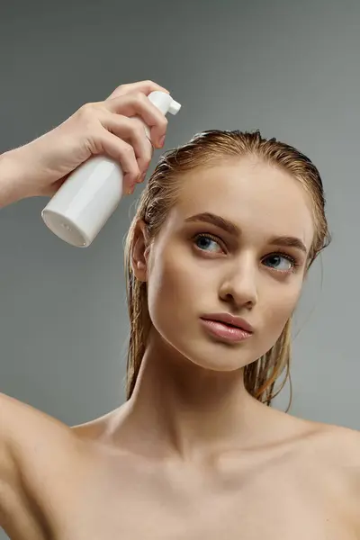 Bella donna che applica il trattamento dei capelli. — Foto stock