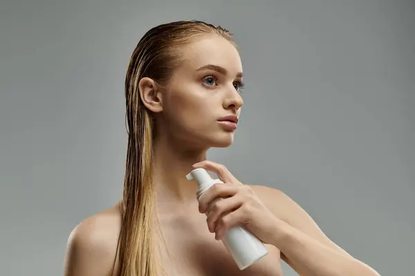 Donna attraente che applica il trattamento dei capelli. — Foto stock