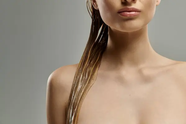 Belle jeune femme aux cheveux mouillés présentant une routine de soins capillaires. — Photo de stock