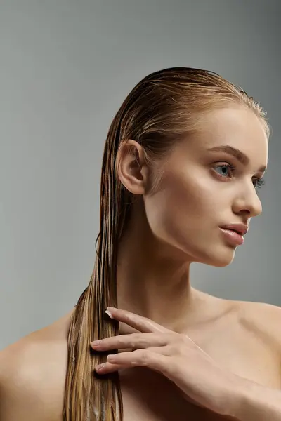 Hübsche Frau mit langen Haaren, die zärtlich Haarpflegeprodukte anwendet. — Stockfoto