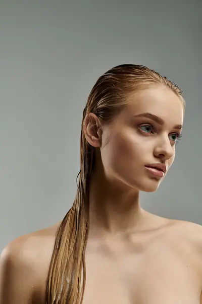 Junge Schönheit demonstriert Haarpflege mit langen, nassen Haaren. — Stockfoto