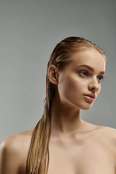 Joven belleza demuestra el cuidado del cabello con el pelo largo y húmedo. - foto de stock