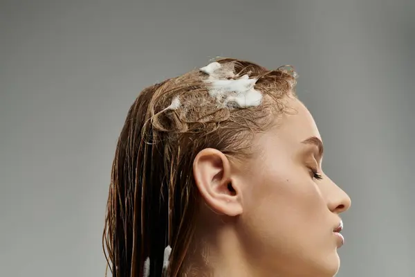 Una giovane donna dopo essersi presa cura dei suoi capelli bagnati. — Foto stock
