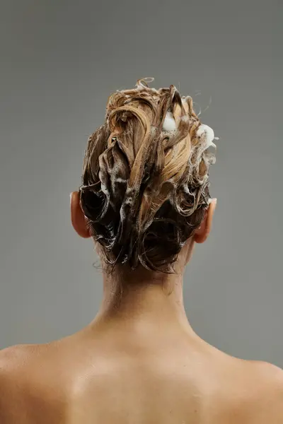 Mulher chique aplicando o produto de cuidados com o cabelo e lavar o cabelo. — Fotografia de Stock