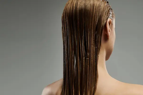Uma jovem mostra sua rotina de cuidados com o cabelo com fechaduras molhadas e fluidas. — Fotografia de Stock